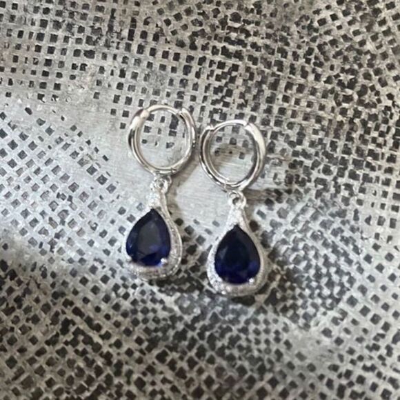 The Heirloom Blue Drop earring 925 and sapphire - Picture 8 of 8